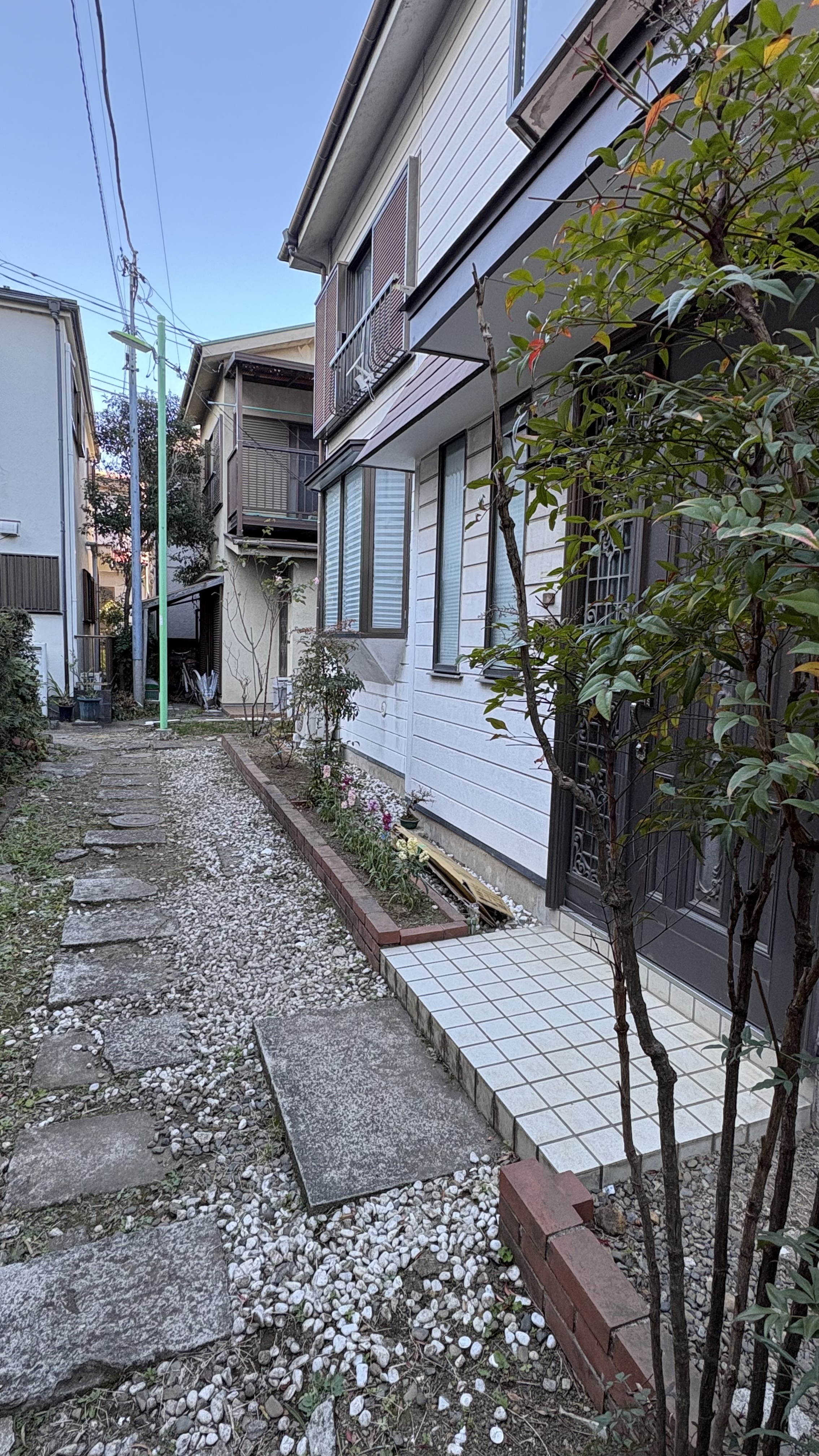 Minseon's Japanese house exterior with stone pathway